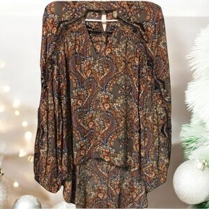 GIMMICKS women’s boho style blouse with bright print on gray background …